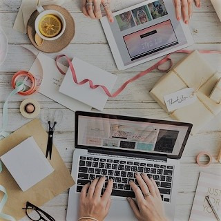 Photo d'un bureau sur lequel deux salariés travaillent, l'un sur PC, l'autre sur tablette