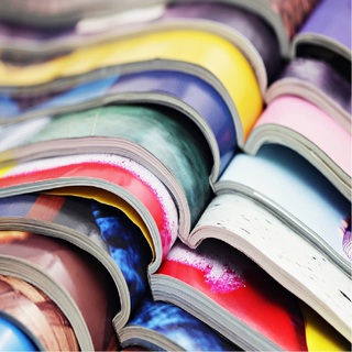 Photo de catalogues ouverts et empilés les uns sur les autres
