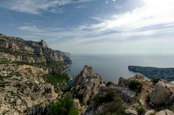 Parc National des Calanques - Paysage avec au premier plan les rochers, et au second plan la Mer Méditerranée
