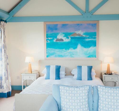 Hôtel de la mer - Chambre avec un lit 2 personnes (avec 2 tables de chevet), équipée d'un canapé bleu 2 places