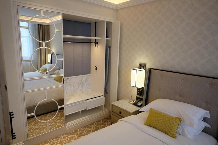 Hôtel Les mouettes - Chambre avec un lit de 2 personnes (équipée d'une table de chevet) et d'un dressing avec façade miroir