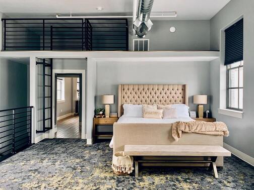 Au coeur de l'eau Chambres d'hôtes - Chambre spacieuse équipée d'un lit de 2 personnes (tête de lit capitonnée),
               (avec 2 tables de chevet), et sol aspect marbre