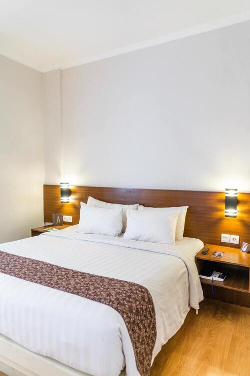 Hôtel Tout bleu et Blanc - Chambre spacieuse équipée d'un lit de 2 personnes (2 tables de chevet), avec parquet en bois