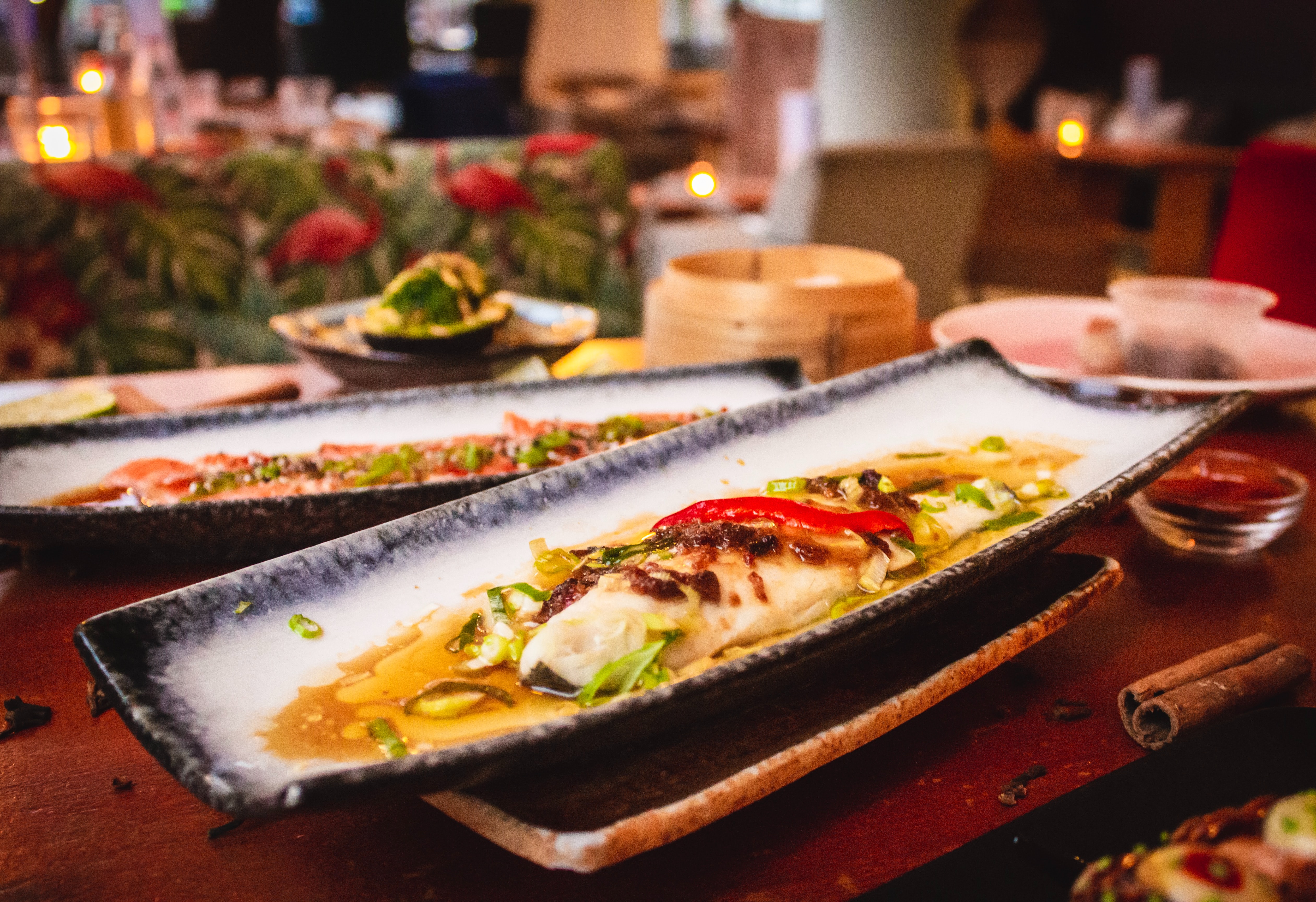 Plat du menu du restaurant «Le délice des sens» - On y déguste des specialités des quatre coins du monde. Ouvert 7 jours sur 7.